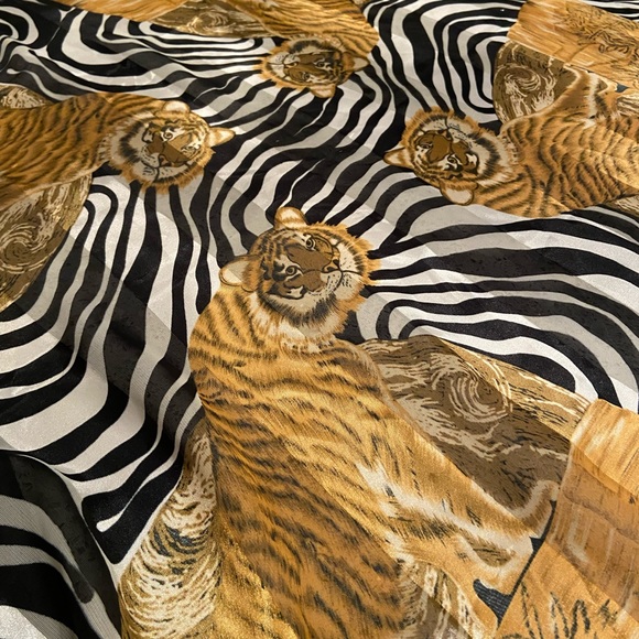 Gorgeous ladies tiger scarf gold - Picture 3 of 4